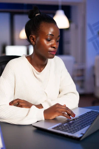 Gestresste Afrikaanse manager vrouw die werkt met financiële grafieken — Stockfoto