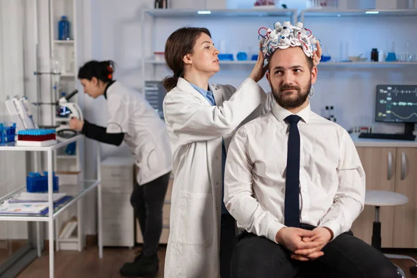 Médecin neurologue analysant le cerveau de l'homme et le système nerveux — Photo