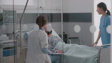 Pratisyen hekim hasta tedavisini panoya yazıyor.