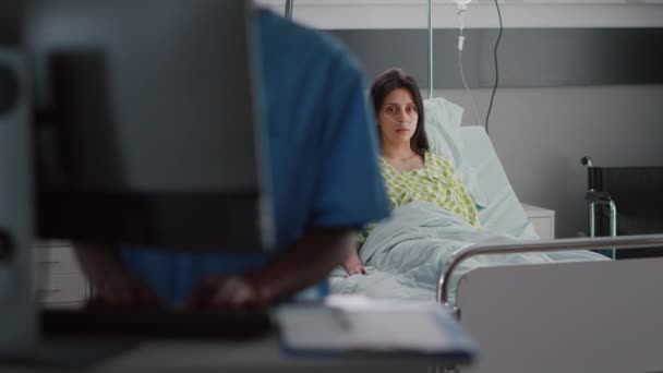 Framifrån på sjuk kvinna med näsan syre röret sitter i sängen återhämtar — Stockvideo
