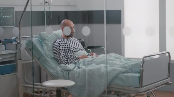 Zestresowany chory człowiek siedzi w łóżku i czeka na leczenie dróg oddechowych — Wideo stockowe