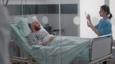 Tıbbi kadın hemşire kemik röntgeni gösteriyor. Hastalık belirtilerini inceliyor.
