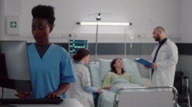 Uzman doktorlar, hasta kadının hastalık tedavisini tartışıyor.