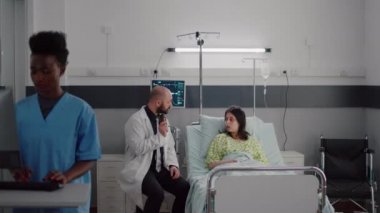 Tıbbi randevu sırasında hasta olan hastaya tıbbi danışmanlık yapan doktor.