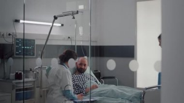 Hastanın hayati organlarını kontrol eden tıbbi asistan kalp atış hızını kontrol eden vitamin enjekte eden
