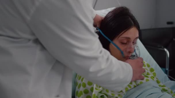 Primer plano del médico poniendo máscara de oxigeno a la mujer enferma — Vídeos de Stock