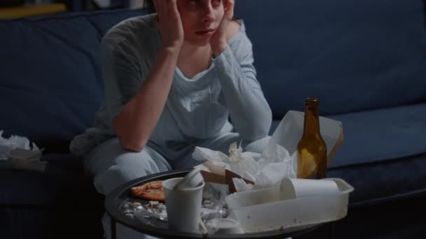 Samotnie nieszczęśliwa, przygnębiona, sfrustrowana kobieta siedząca na kanapie z głową na głowie, rozczarowana, cierpiąca na bezsenność — Wideo stockowe