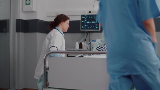 주술사인 여자 의사 가환 자판에 질병 의증상 이 있다고 쓰는 모습 — 비디오