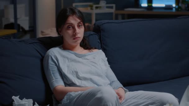 Traumatisierte, frustrierte, depressive Frau blickt in Kamera — Stockvideo