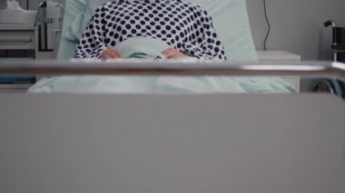 Burun oksijen tüpü takan hasta bir adamın solunum rahatsızlığı var.