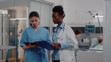 Tıp hemşiresi tablet bilgisayar kullanarak cerrahi uzmanlığını gösteriyor.