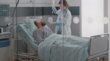 Sağlık ekibi hayati önem taşıyan hastayı izliyor. Kalp atışlarını kontrol ediyor.