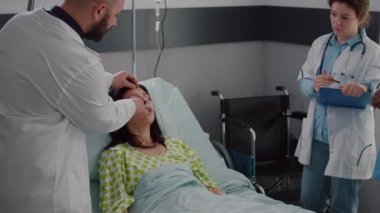 Klinik ekibi hasta kadını izliyor. Oksijen maskesi takıyor. Solunum hastalığını analiz ediyor.