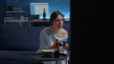 Kablosuz kontrolör tutarak futbol maçlarını kaybeden sinirli profesyonel oyuncu