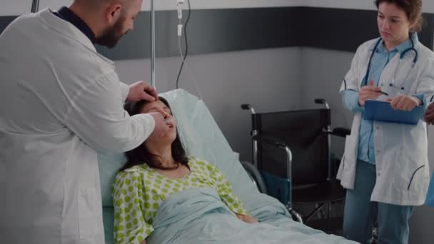 Klinik ekibi hasta kadını izliyor. Oksijen maskesi takıyor. Solunum hastalığını analiz ediyor. — Stok video