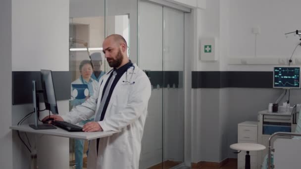 Médico en uniforme analizando diagnóstico de enfermedad escribiendo tratamiento de la enfermedad — Vídeo de stock