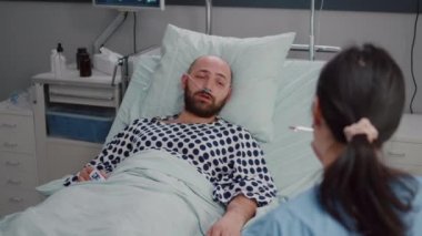 Hastalık tedavisi sırasında hastaneye kaldırılan hastaya kemik röntgenini açıklayan hemşire.