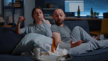 Mutsuz çift zihinsel sorunlarla boğuşuyor.