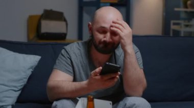 Depresyonda, çaresiz, hayal kırıklığına uğramış adam sinir krizi geçiriyor.