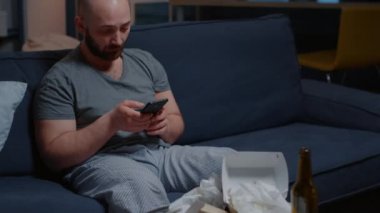 Gecikmiş adamın bankadan kötü haber almasına şaşırdım.