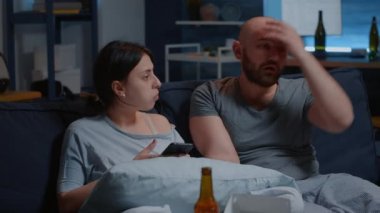 Kızgın karı koca kiracıları ev ödemelerini hesaplıyorlar.