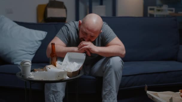 Hopplös deprimerad man överväldigad av problem att gråta ensamhet — Stockvideo