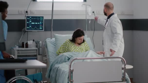 Therapeut arts analyseert hartslag tijdens medisch advies in ziekenhuis afdeling — Stockvideo