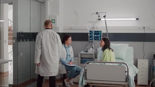 専門医病気の治療を説明する病人を監視する医師 — ストック動画