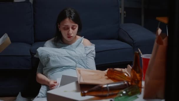 Depressive Frau liest Räumungsbescheide und weint unter Schock — Stockvideo