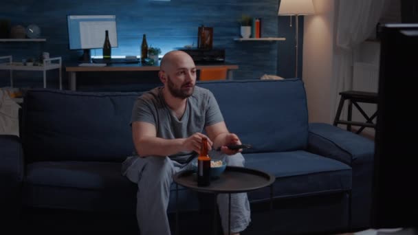 Lonely chocado surpreso homem assistindo filme na TV — Vídeo de Stock