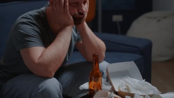 Травмований, розчарований стресовий депресивний чоловік, який страждає від розпаду плачу — стокове відео