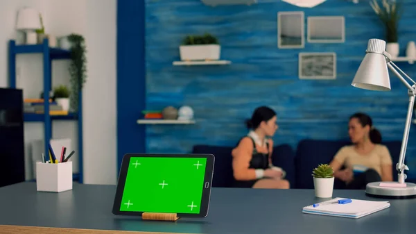 Tablet počítač s maketou nahoru zelené obrazovky chroma displej — Stock fotografie
