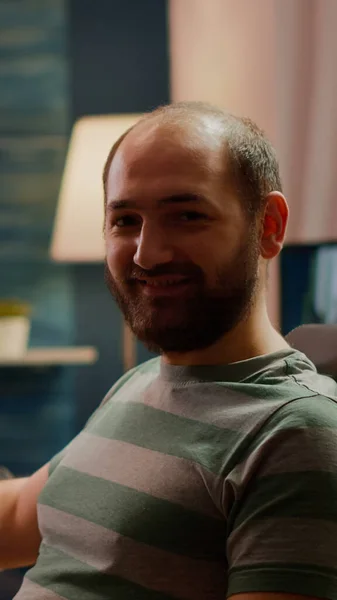 Streamer man kijkt naar camera glimlachen tijdens het streamen videogames — Stockfoto