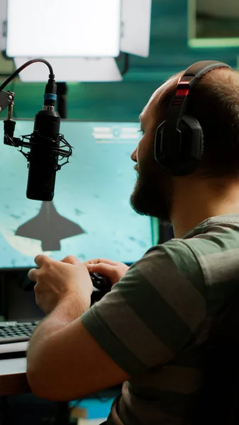 Άνθρωπος streamer παίζει χώρο shooter βιντεοπαιχνίδια χρησιμοποιώντας το χειριστήριο — Φωτογραφία Αρχείου
