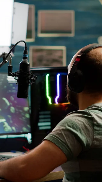 Emocionado streamer con auriculares ganando importante competencia de esport en línea —  Fotos de Stock