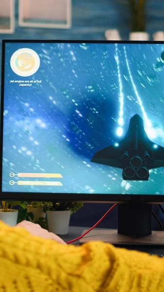 Gracz próbuje zrelaksować się grając kosmicznego strzelanka online gry wideo — Zdjęcie stockowe