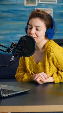 Vlog yazarı dizüstü bilgisayara bakıyor ve izleyicilerden abone olmalarını istiyor