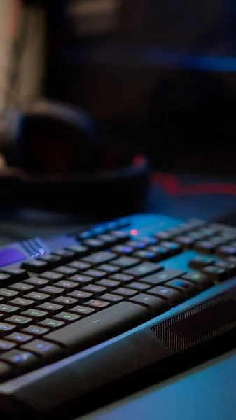 Fechar o teclado RGB profissional na sala de jogos vazia — Fotografia de Stock