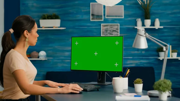 Donna che lavora sul personal computer con display a chiave cromatica dello schermo verde — Foto Stock