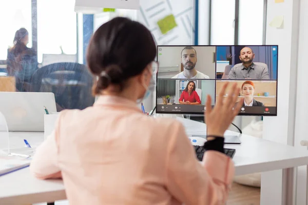 Femme d'affaires parlant à distance avec des pigistes dans le bureau d'entreprise — Photo