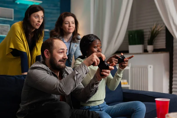 Чоловік намагається обіграти багато етнічних друзів в онлайн-іграх кидаючи виклик — стокове фото
