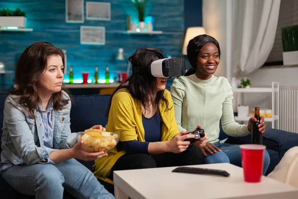 Multi etnische vrienden socialiseren het spelen van video games met vr bril — Stockfoto