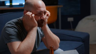 Travma geçirmiş, hayal kırıklığına uğramış, bunalımda olan, ayrılık acısı çeken bir adam.