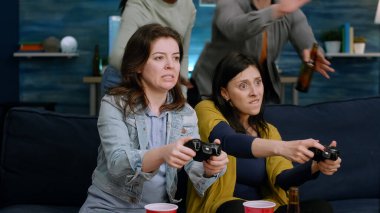Oyun joystick 'i kullanarak oyuncular çevrimiçi video oyunu yarışmasını kaybediyor