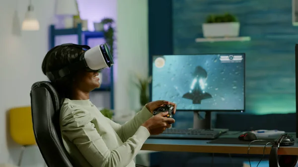 Mulher negra gamer jogar jogo de vídeo no computador poderoso usando VR — Fotografia de Stock