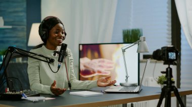 Sanal şov için çevrimiçi podcast kaydı yapan ünlü vlogger