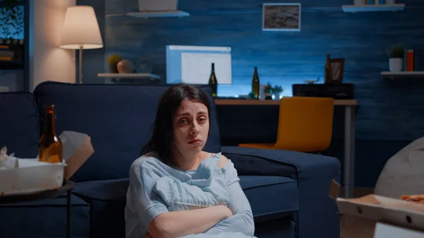 POV nešťastné depresivní žena pláče drží polštář sedí na podlaze — Stock fotografie