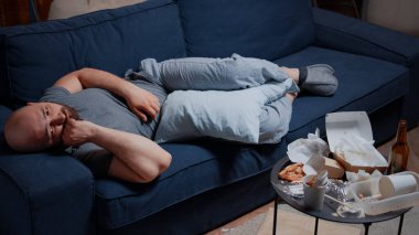 Yetişkin bir adam büyük bir depresyon yüzünden hayattan zevk alamıyor.