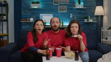 Televizyonda maç izlerken eğlenen çok ırklı taraftarları destekle