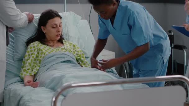 Lékařský tým kontroluje srdeční tep nemocné ženy během respirační zdravotní péče — Stock video
